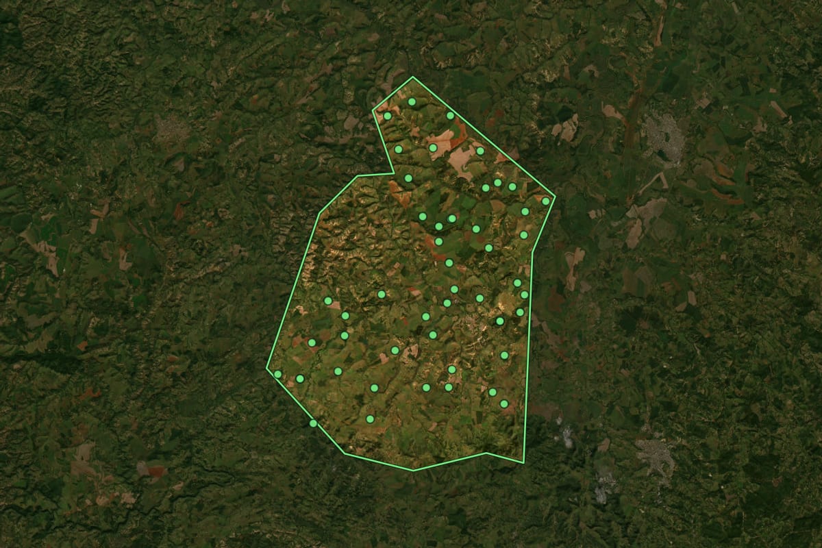 Imagem de satélite de Iguatama (MG), com o contorno do município e a posição dos imóveis desta página.