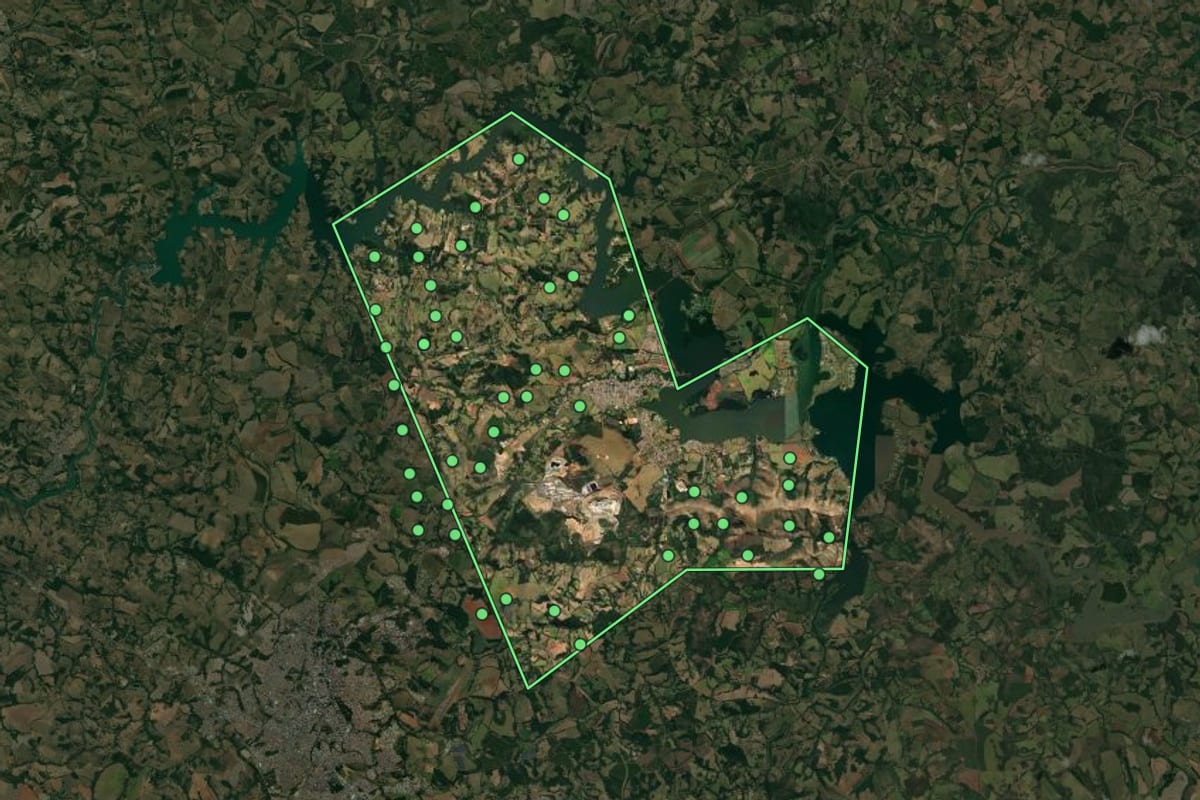 Imagem de satélite de Ijaci (MG), com o contorno do município e a posição dos imóveis desta página.