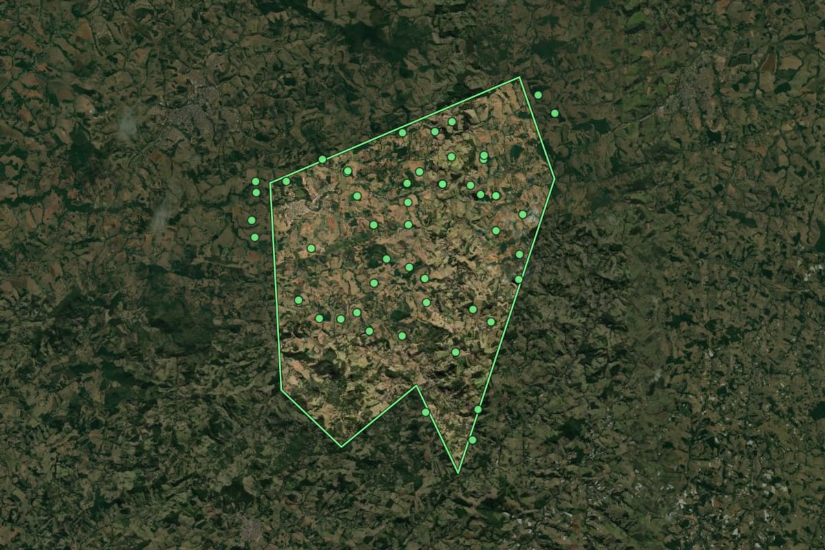 Imagem de satélite de Inconfidentes (MG), com o contorno do município e a posição dos imóveis desta página.
