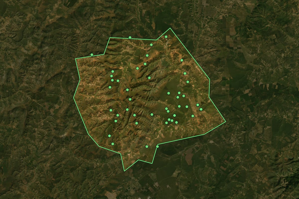 Imagem de satélite de Indaiabira (MG), com o contorno do município e a posição dos imóveis desta página.
