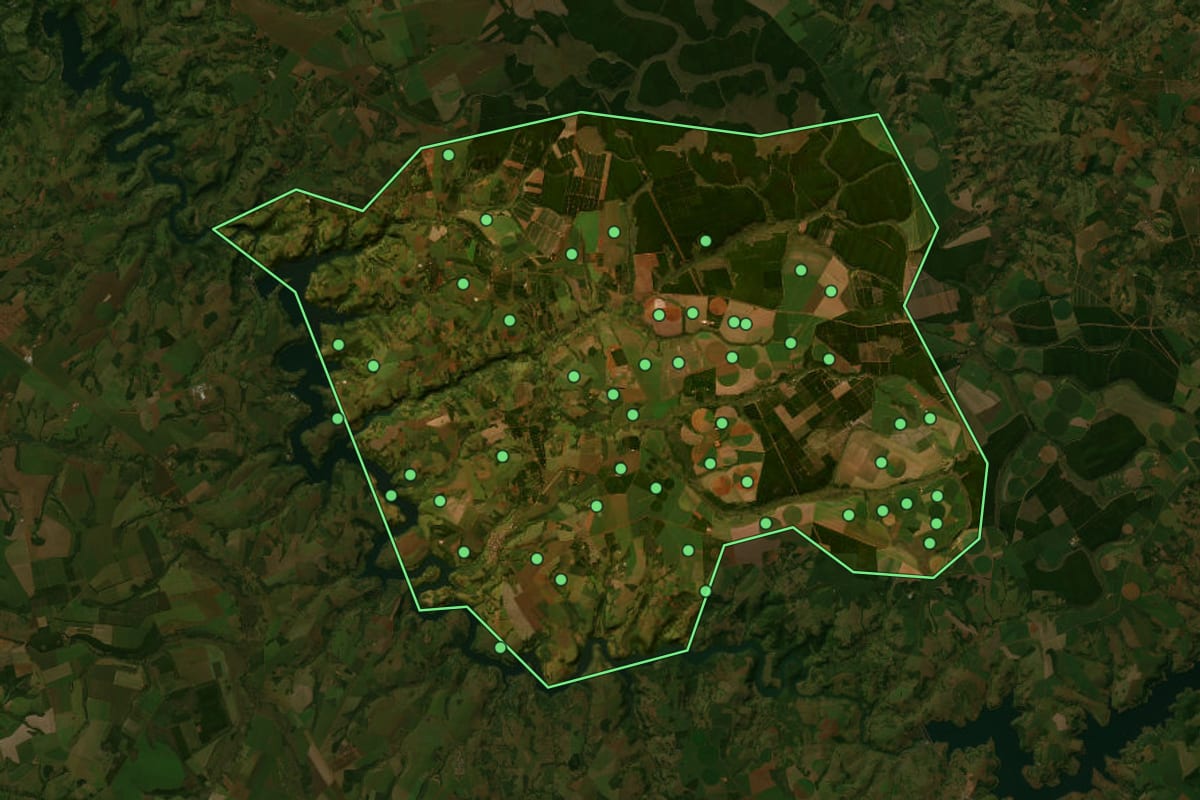 Imagem de satélite de Indianópolis (MG), com o contorno do município e a posição dos imóveis desta página.