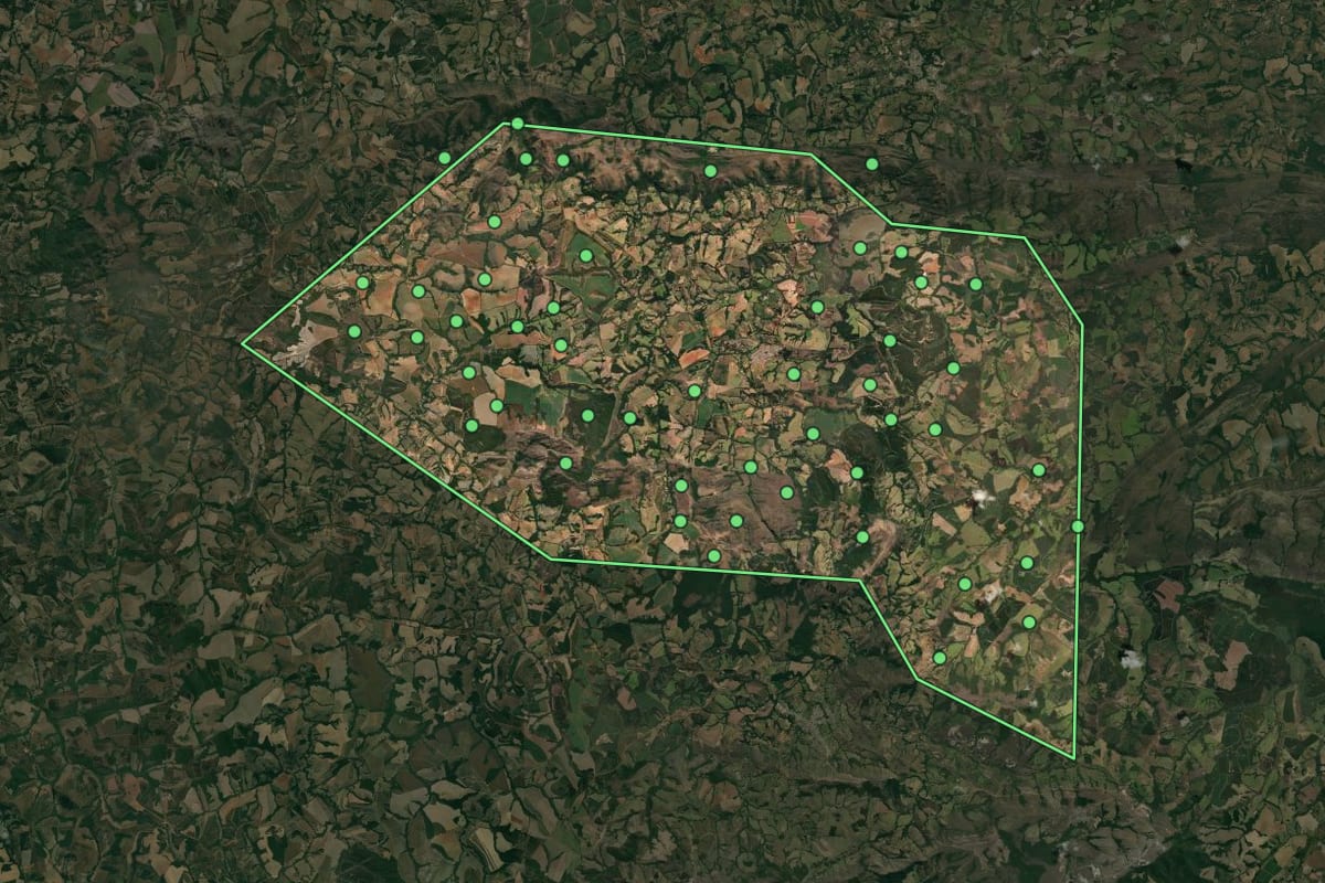 Imagem de satélite de Ingaí (MG), com o contorno do município e a posição dos imóveis desta página.