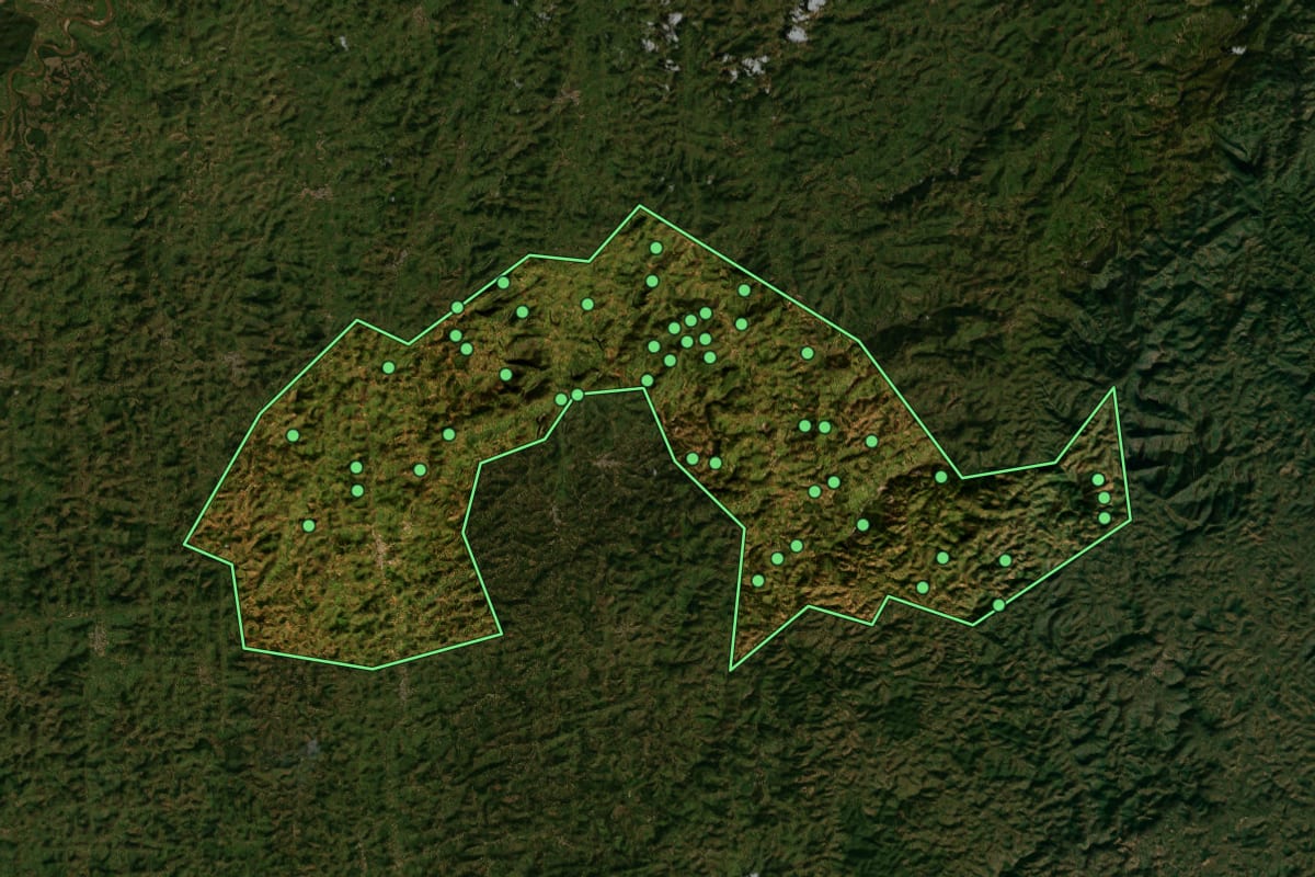 Imagem de satélite de Inhapim (MG), com o contorno do município e a posição dos imóveis desta página.