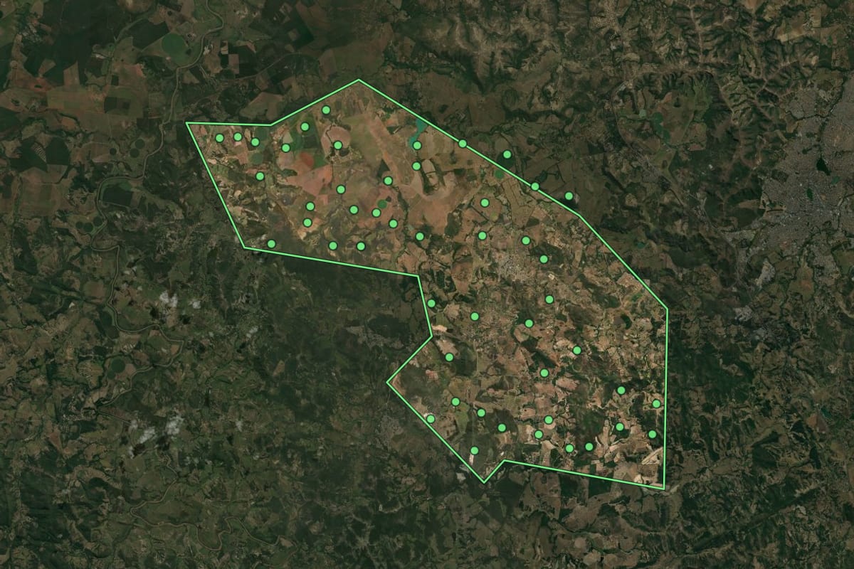 Imagem de satélite de Inhaúma (MG), com o contorno do município e a posição dos imóveis desta página.
