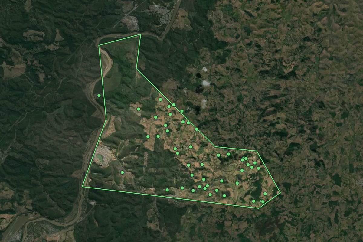 Imagem de satélite de Ipaba (MG), com o contorno do município e a posição dos imóveis desta página.
