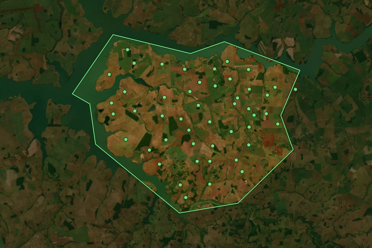 Imagem de satélite de Ipiaçu (MG), com o contorno do município e a posição dos imóveis desta página.