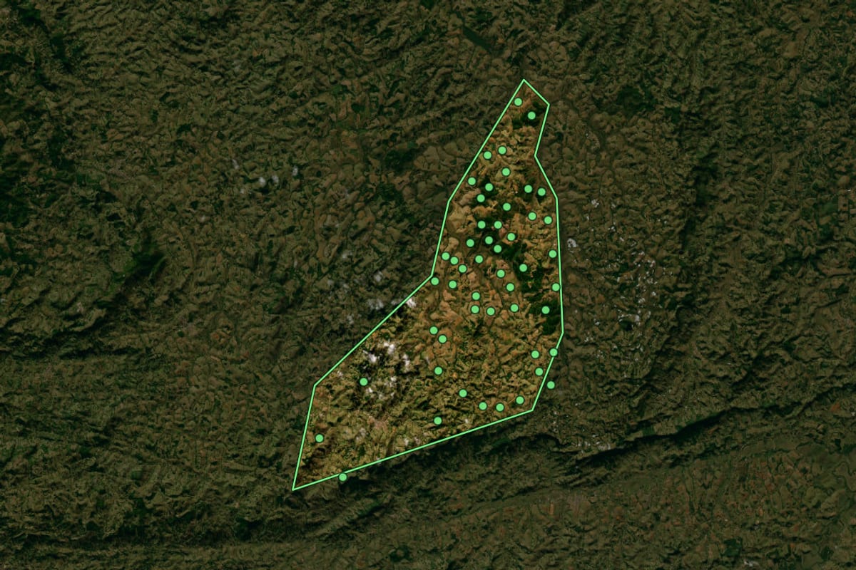 Imagem de satélite de Ipuiúna (MG), com o contorno do município e a posição dos imóveis desta página.
