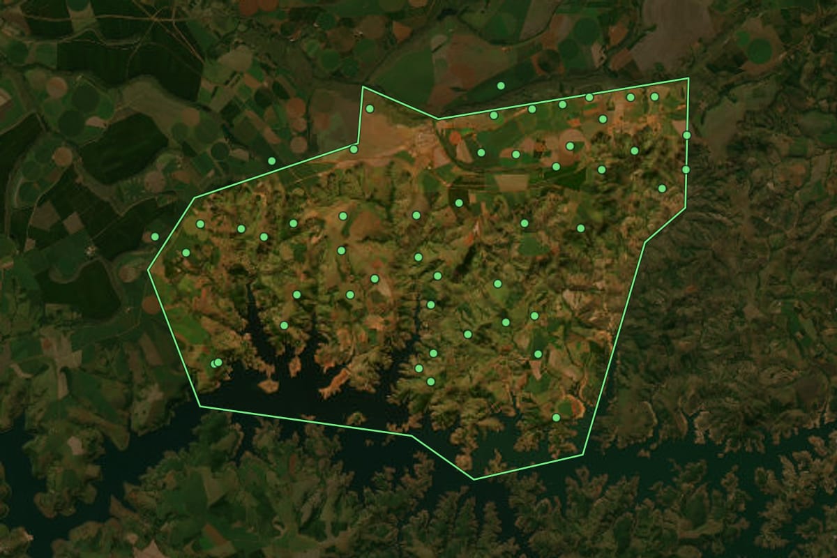 Imagem de satélite de Iraí de Minas (MG), com o contorno do município e a posição dos imóveis desta página.