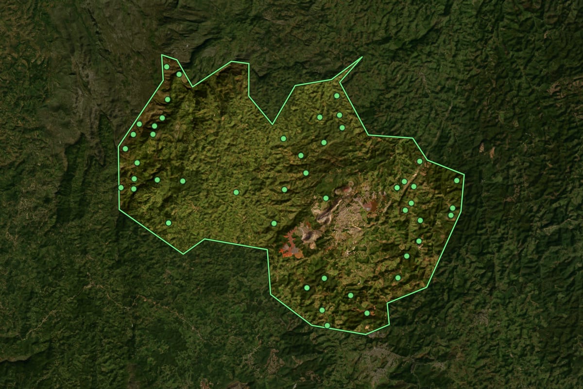 Imagem de satélite de Itabira (MG), com o contorno do município e a posição dos imóveis desta página.