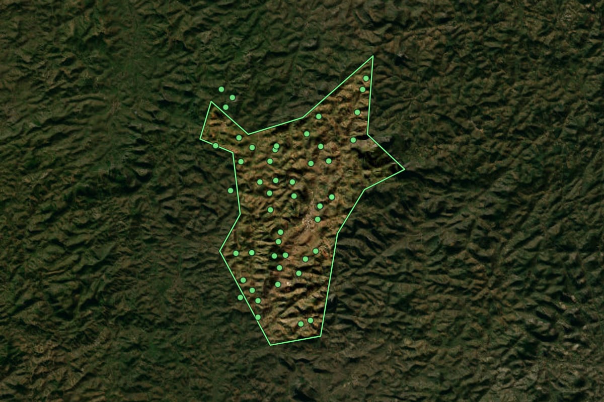 Imagem de satélite de Itabirinha (MG), com o contorno do município e a posição dos imóveis desta página.