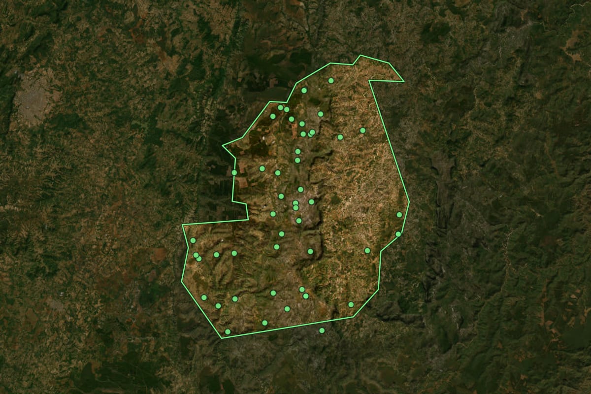 Imagem de satélite de Itacambira (MG), com o contorno do município e a posição dos imóveis desta página.
