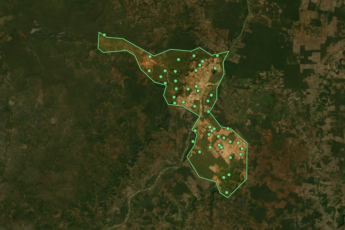 Imagem de satélite de Itacarambi (MG), com o contorno do município e a posição dos imóveis desta página.