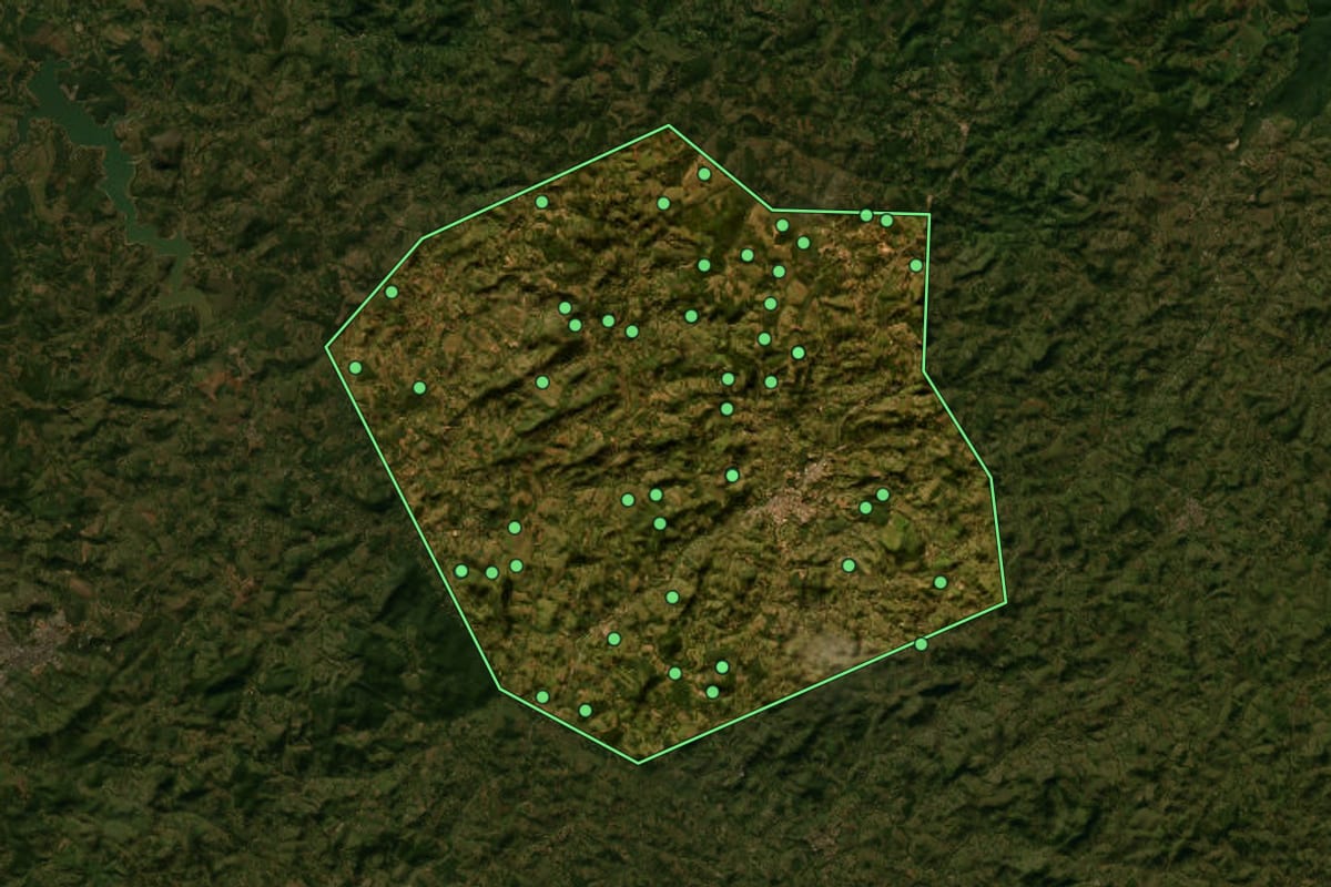 Imagem de satélite de Itaguara (MG), com o contorno do município e a posição dos imóveis desta página.