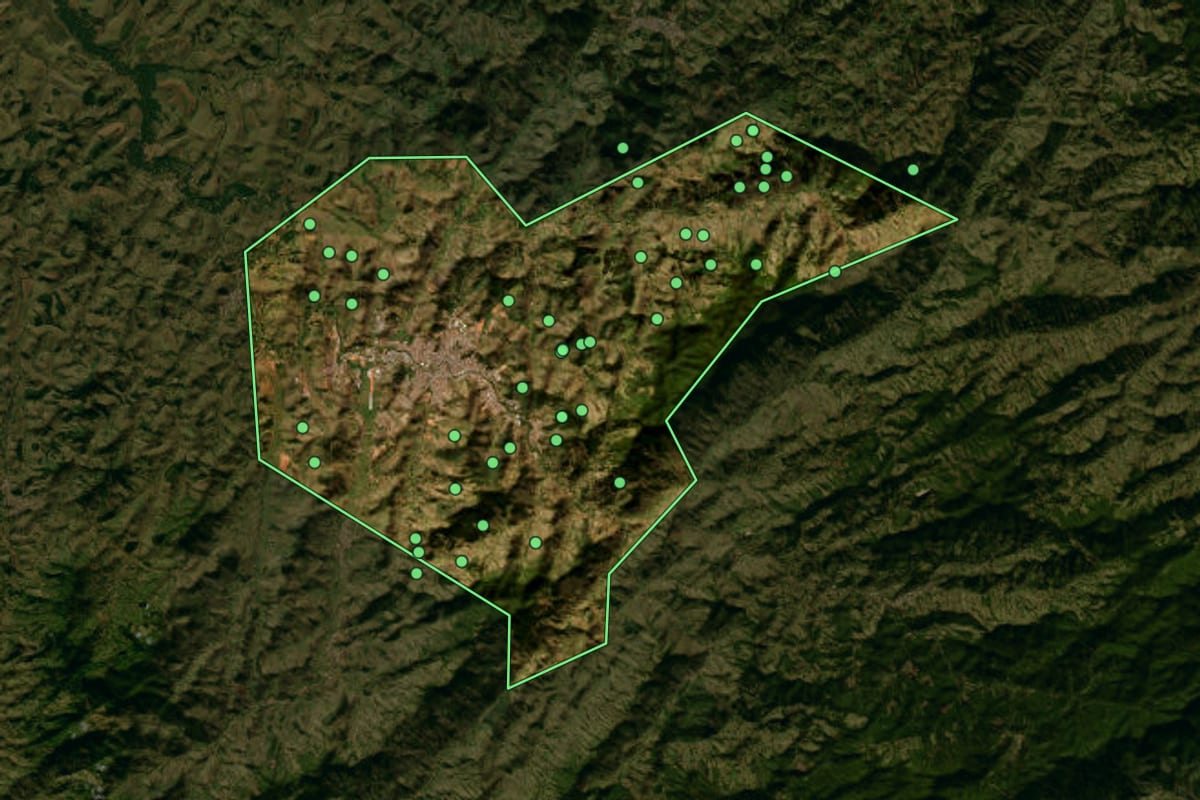 Imagem de satélite de Itajubá (MG), com o contorno do município e a posição dos imóveis desta página.