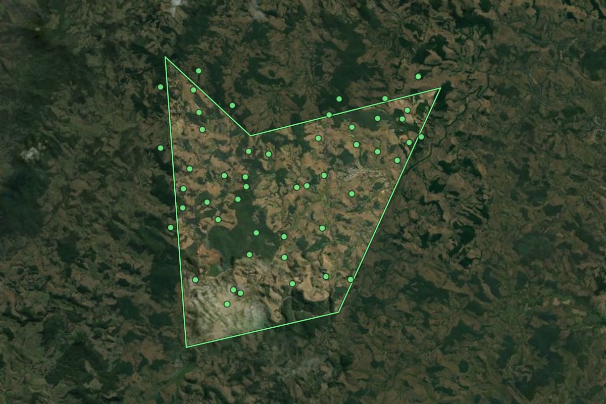Imagem de satélite de Itamarati de Minas (MG), com o contorno do município e a posição dos imóveis desta página.