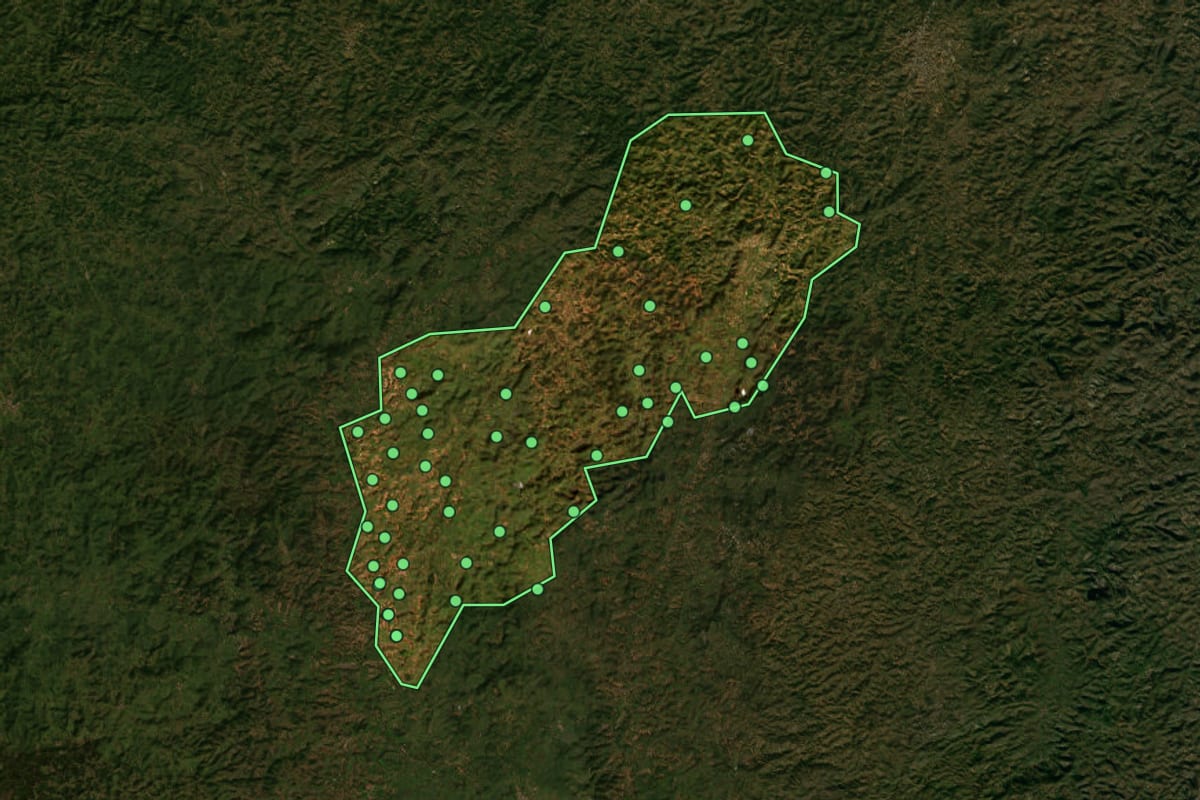 Imagem de satélite de Itambacuri (MG), com o contorno do município e a posição dos imóveis desta página.