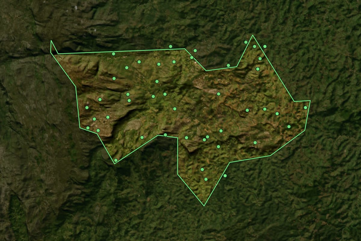 Imagem de satélite de Itambé do Mato Dentro (MG), com o contorno do município e a posição dos imóveis desta página.