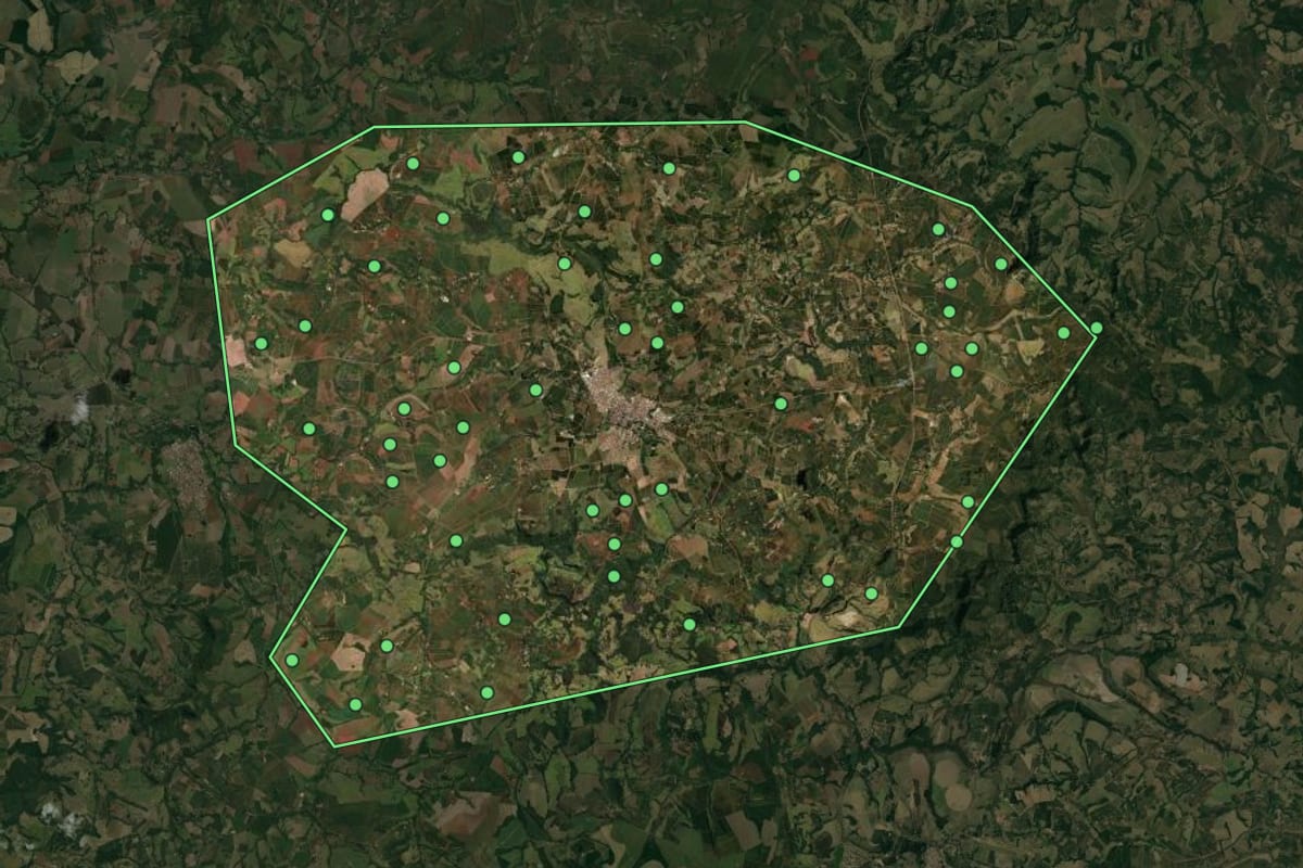 Imagem de satélite de Itamogi (MG), com o contorno do município e a posição dos imóveis desta página.