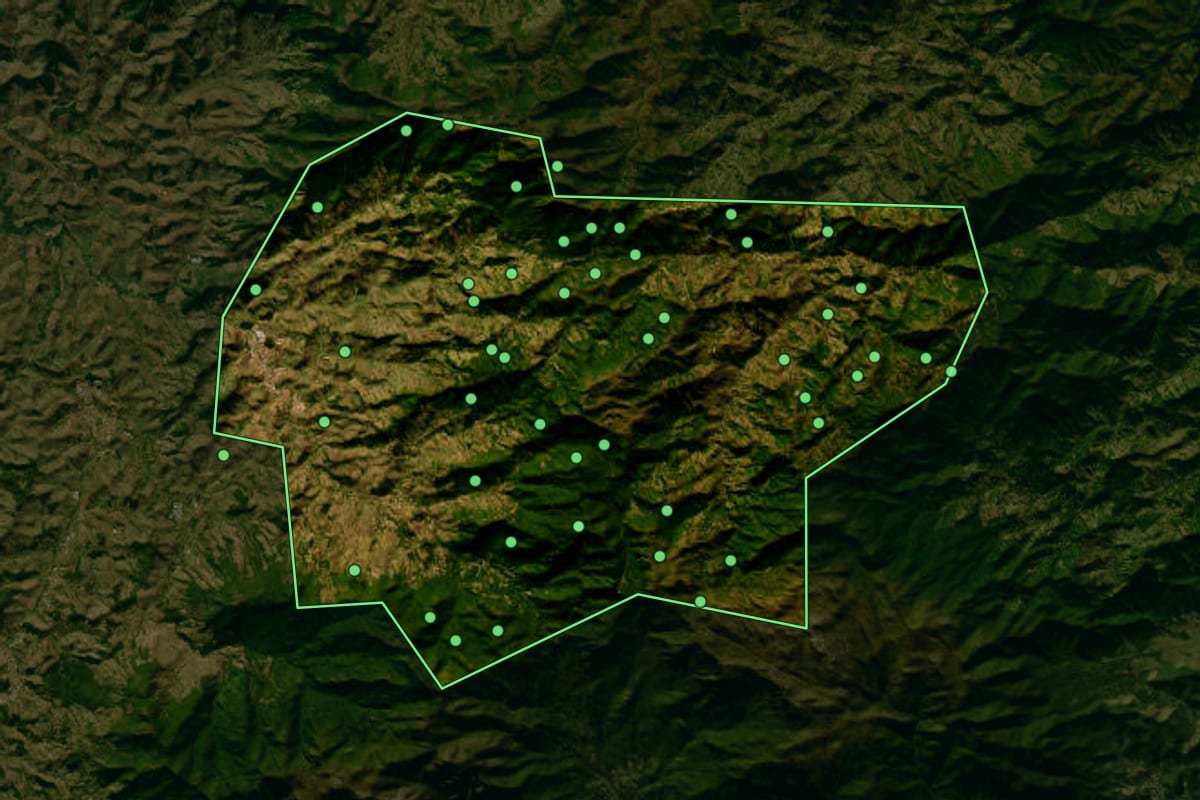 Imagem de satélite de Itamonte (MG), com o contorno do município e a posição dos imóveis desta página.