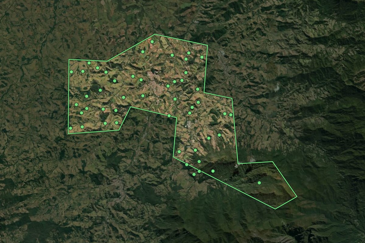 Imagem de satélite de Itanhandu (MG), com o contorno do município e a posição dos imóveis desta página.