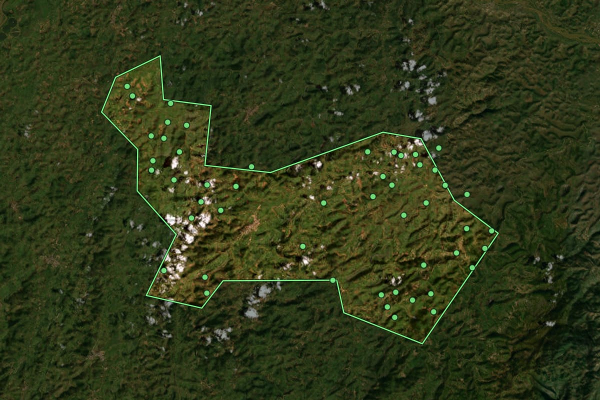 Imagem de satélite de Itanhomi (MG), com o contorno do município e a posição dos imóveis desta página.