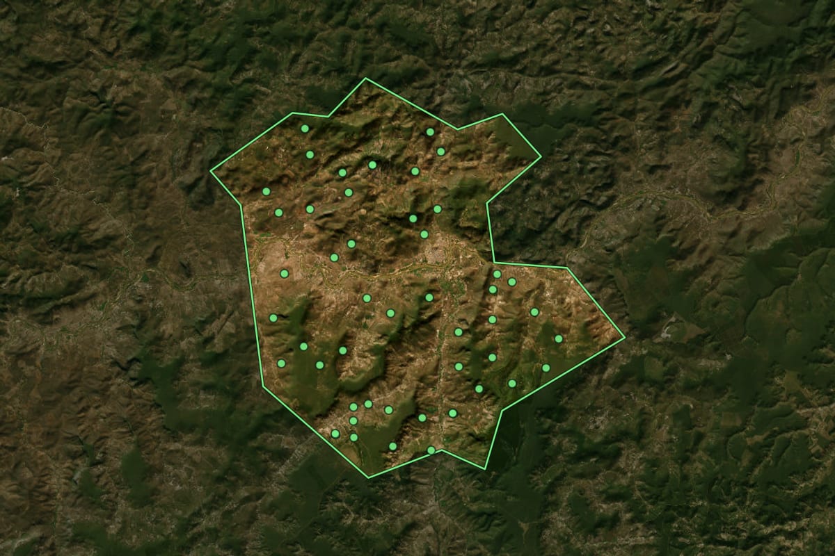 Imagem de satélite de Itaobim (MG), com o contorno do município e a posição dos imóveis desta página.