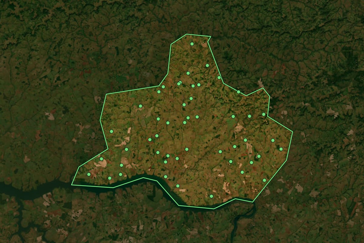 Imagem de satélite de Itapagipe (MG), com o contorno do município e a posição dos imóveis desta página.