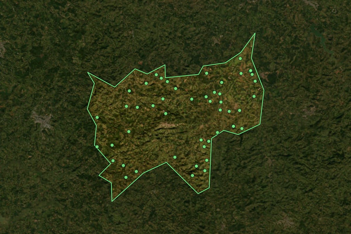 Imagem de satélite de Itapecerica (MG), com o contorno do município e a posição dos imóveis desta página.