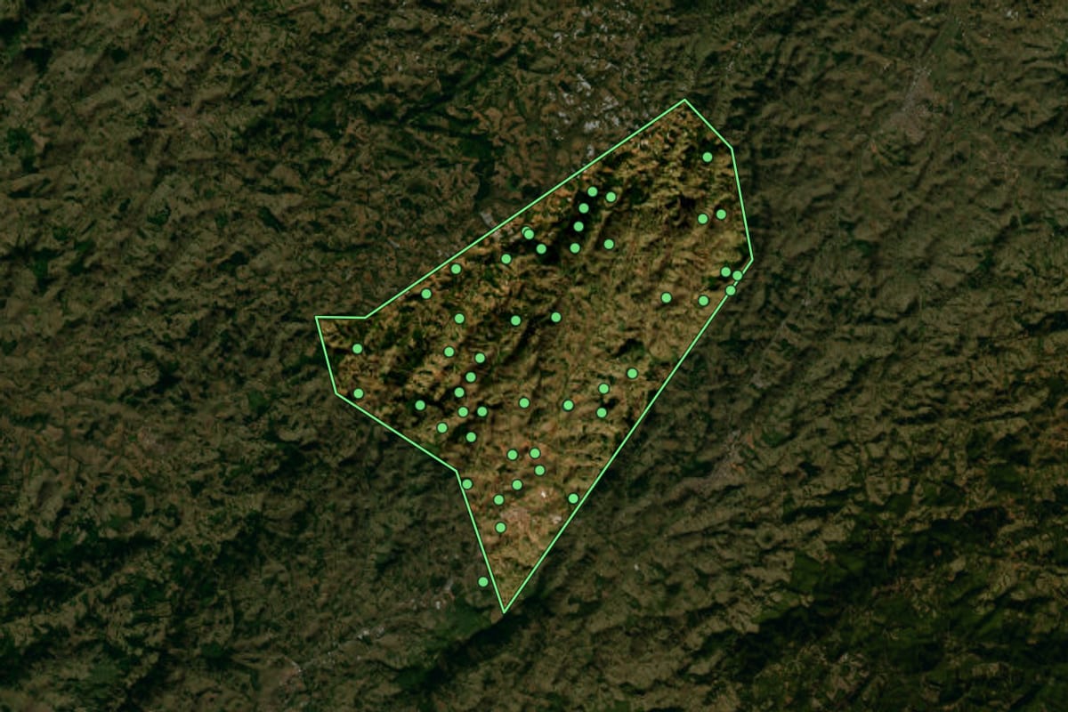 Imagem de satélite de Itapeva (MG), com o contorno do município e a posição dos imóveis desta página.
