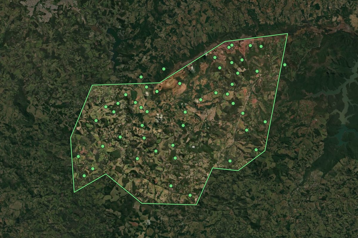 Imagem de satélite de Itatiaiuçu (MG), com o contorno do município e a posição dos imóveis desta página.