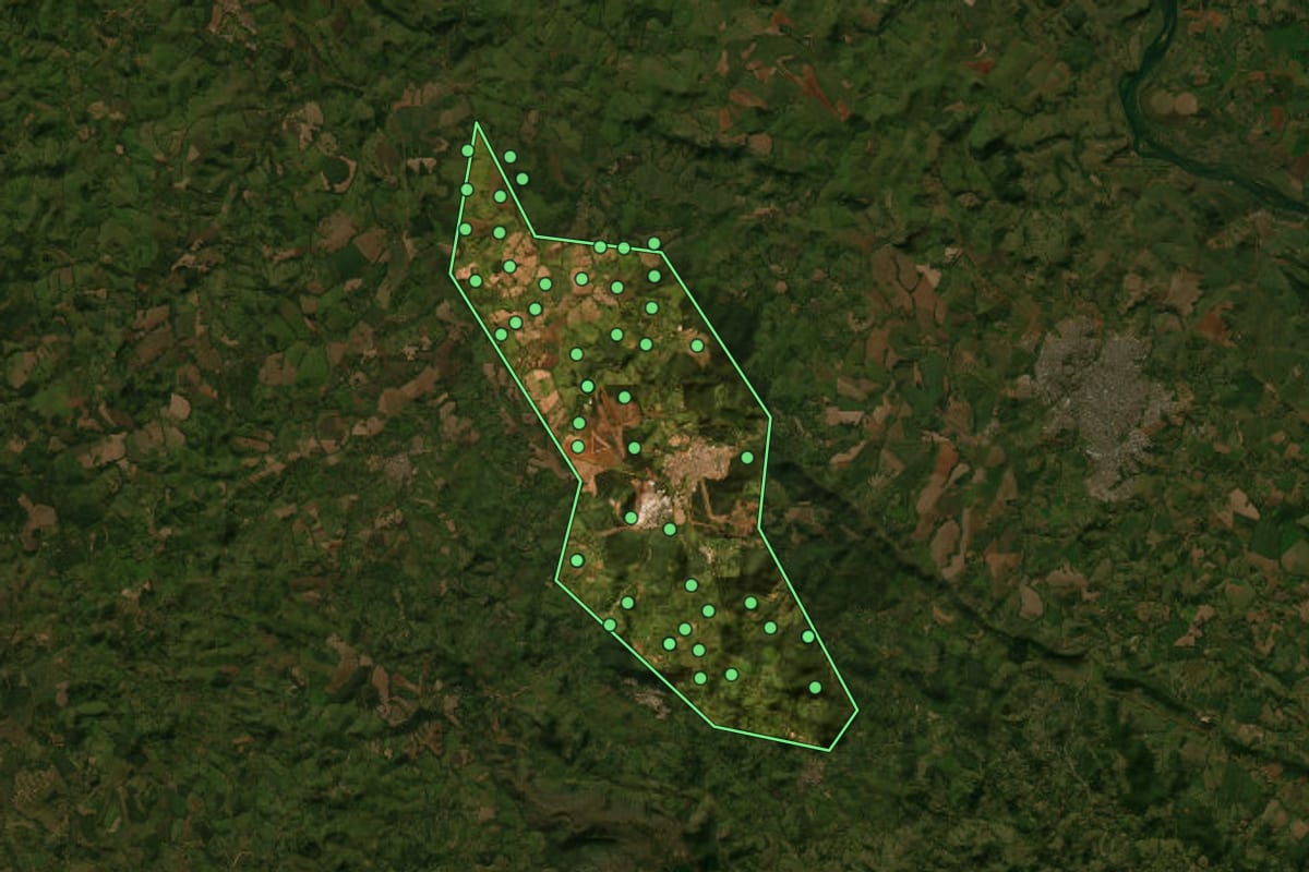 Imagem de satélite de Itaú de Minas (MG), com o contorno do município e a posição dos imóveis desta página.