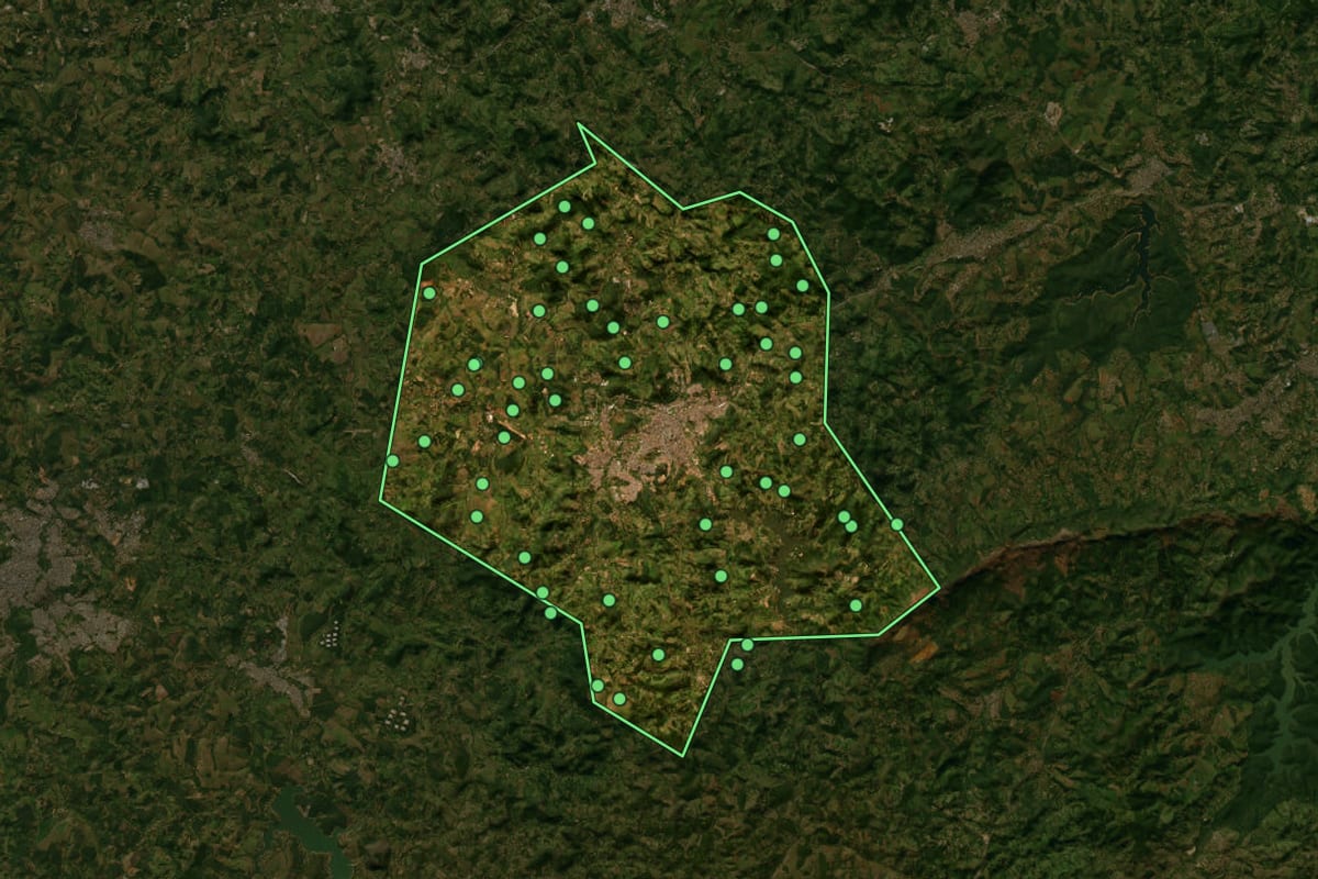 Imagem de satélite de Itaúna (MG), com o contorno do município e a posição dos imóveis desta página.