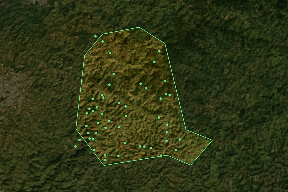 Imagem de satélite de Itaverava (MG), com o contorno do município e a posição dos imóveis desta página.