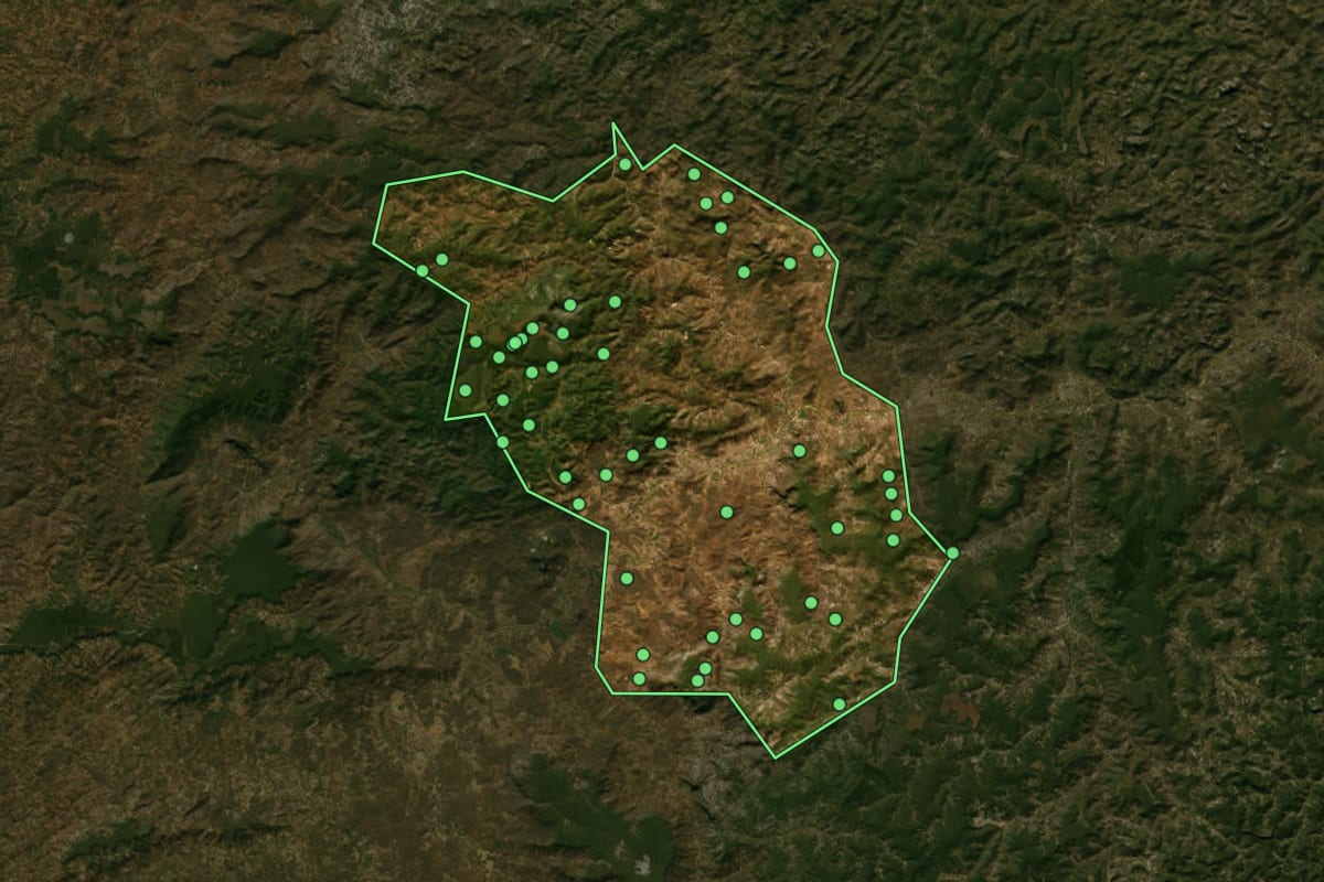Imagem de satélite de Itinga (MG), com o contorno do município e a posição dos imóveis desta página.