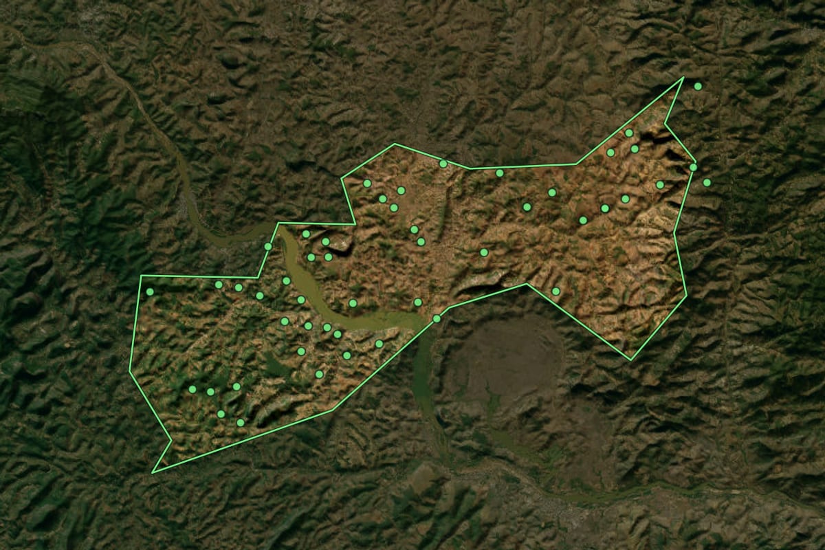 Imagem de satélite de Itueta (MG), com o contorno do município e a posição dos imóveis desta página.