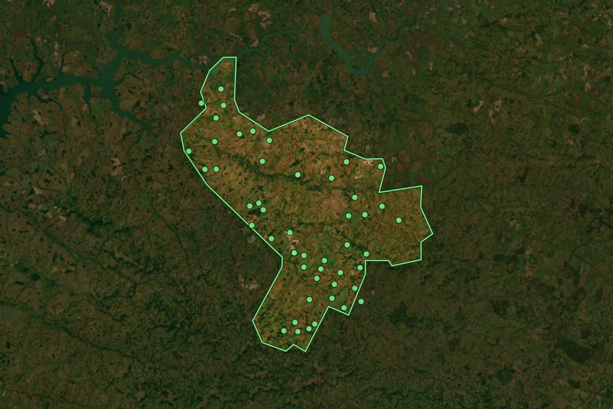 Imagem de satélite de Ituiutaba (MG), com o contorno do município e a posição dos imóveis desta página.