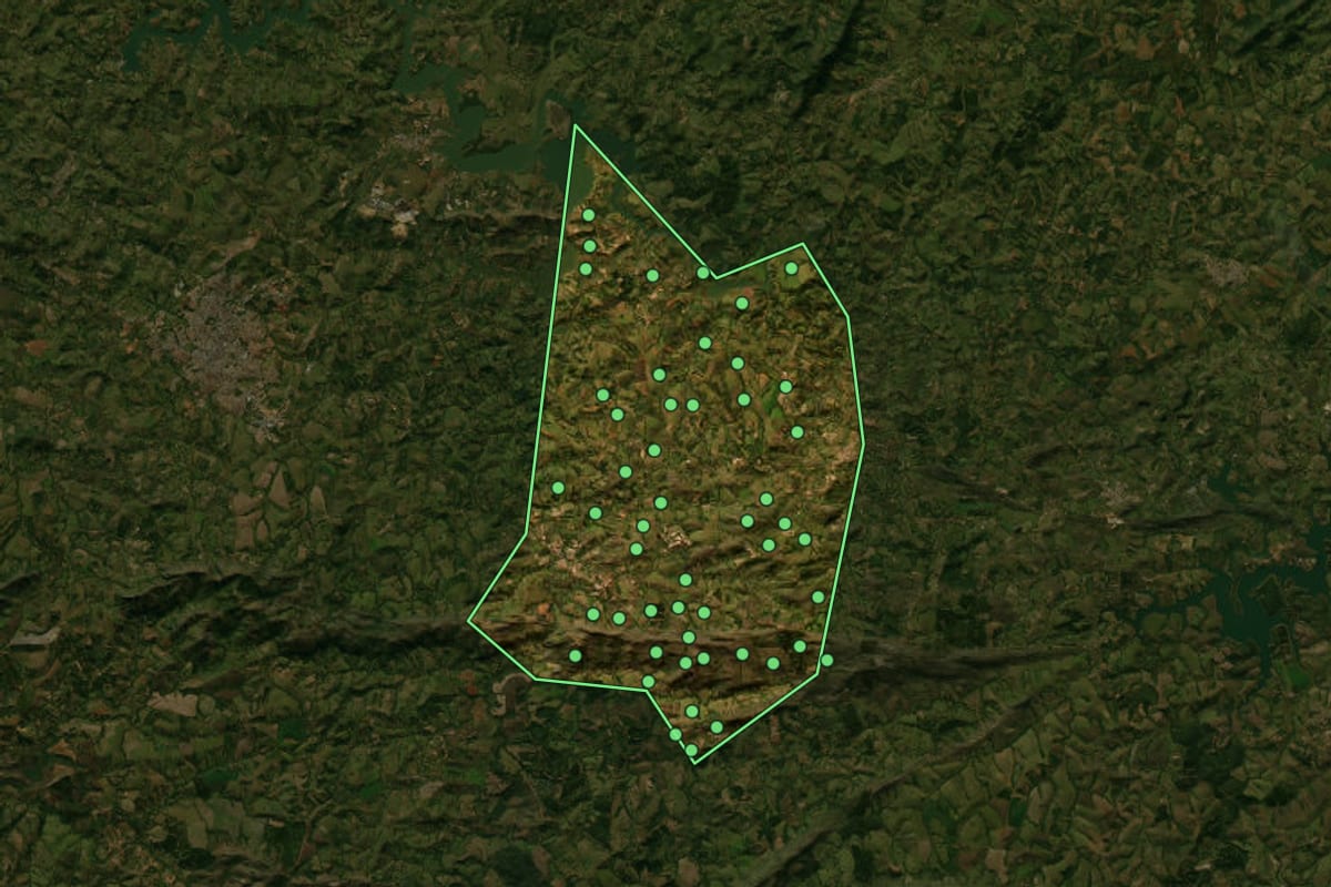 Imagem de satélite de Itumirim (MG), com o contorno do município e a posição dos imóveis desta página.
