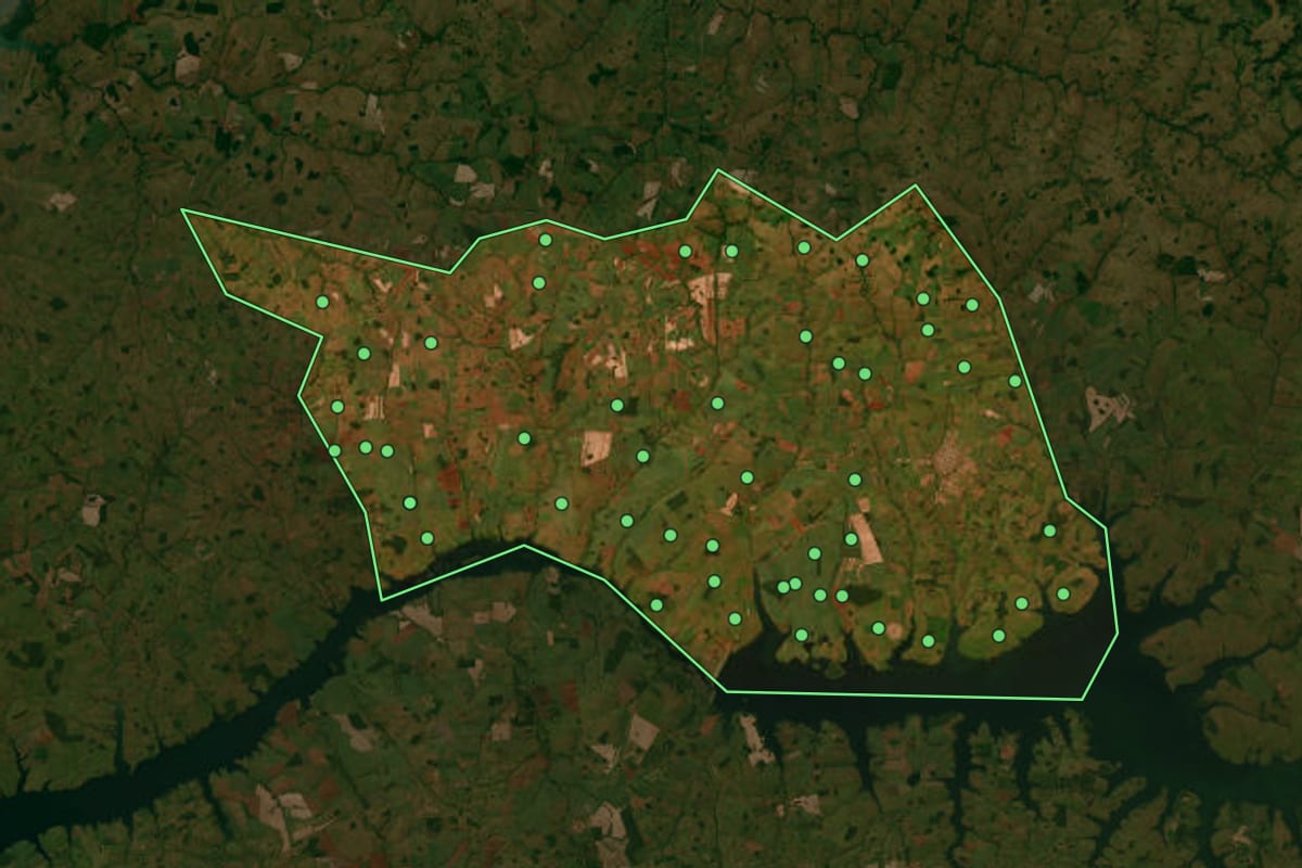 Imagem de satélite de Iturama (MG), com o contorno do município e a posição dos imóveis desta página.