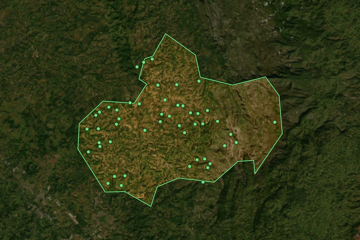 Imagem de satélite de Jaboticatubas (MG), com o contorno do município e a posição dos imóveis desta página.
