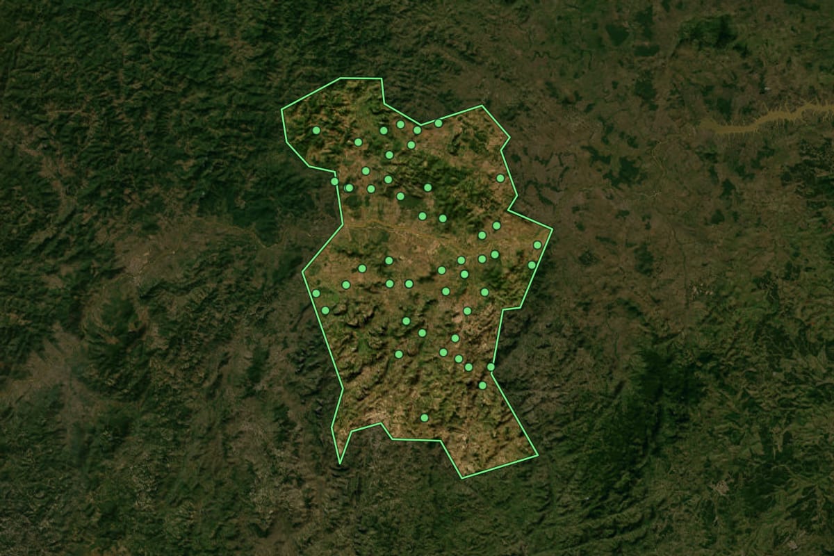 Imagem de satélite de Jacinto (MG), com o contorno do município e a posição dos imóveis desta página.