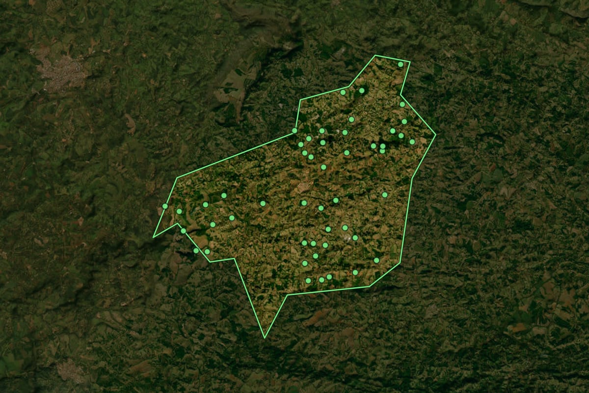 Imagem de satélite de Jacuí (MG), com o contorno do município e a posição dos imóveis desta página.