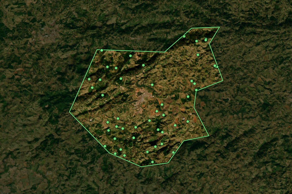 Imagem de satélite de Jacutinga (MG), com o contorno do município e a posição dos imóveis desta página.