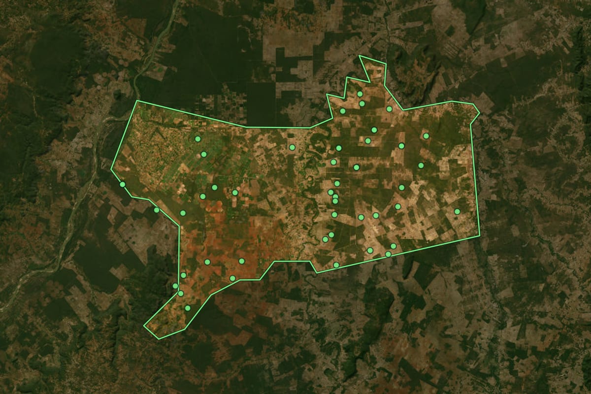 Imagem de satélite de Jaíba (MG), com o contorno do município e a posição dos imóveis desta página.