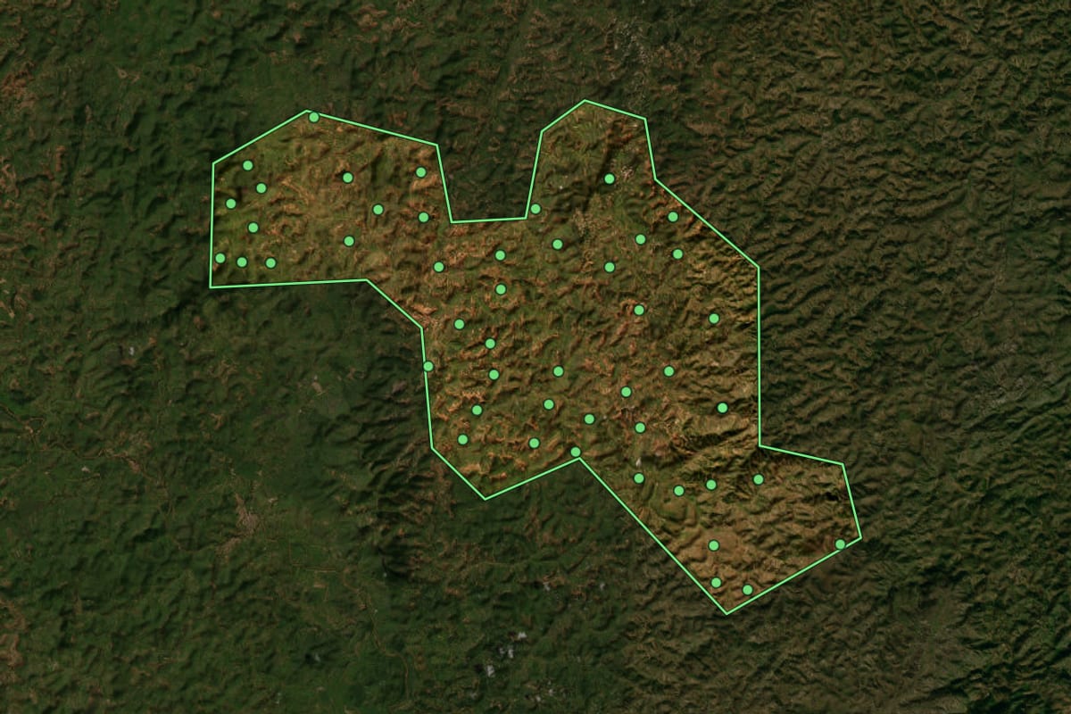 Imagem de satélite de Jampruca (MG), com o contorno do município e a posição dos imóveis desta página.