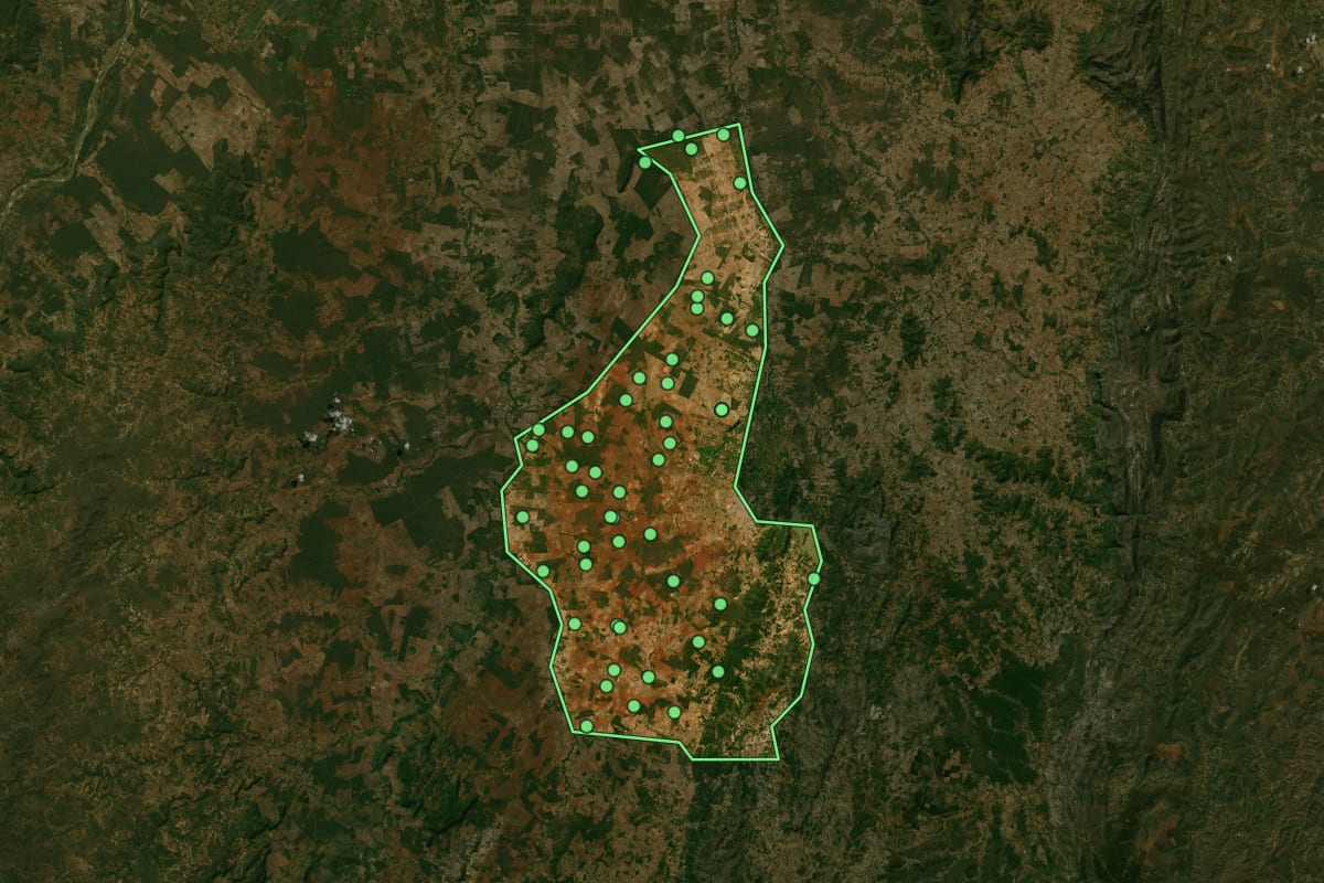 Imagem de satélite de Janaúba (MG), com o contorno do município e a posição dos imóveis desta página.
