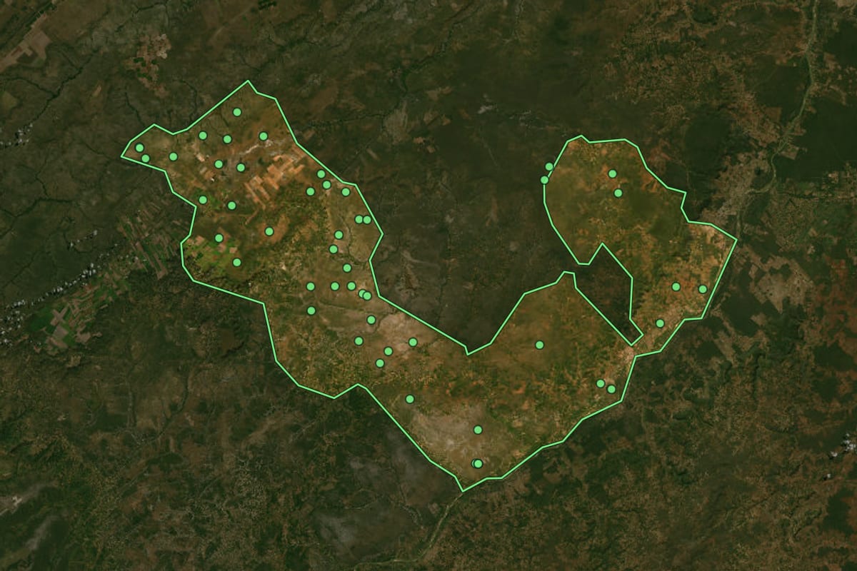 Imagem de satélite de Januária (MG), com o contorno do município e a posição dos imóveis desta página.