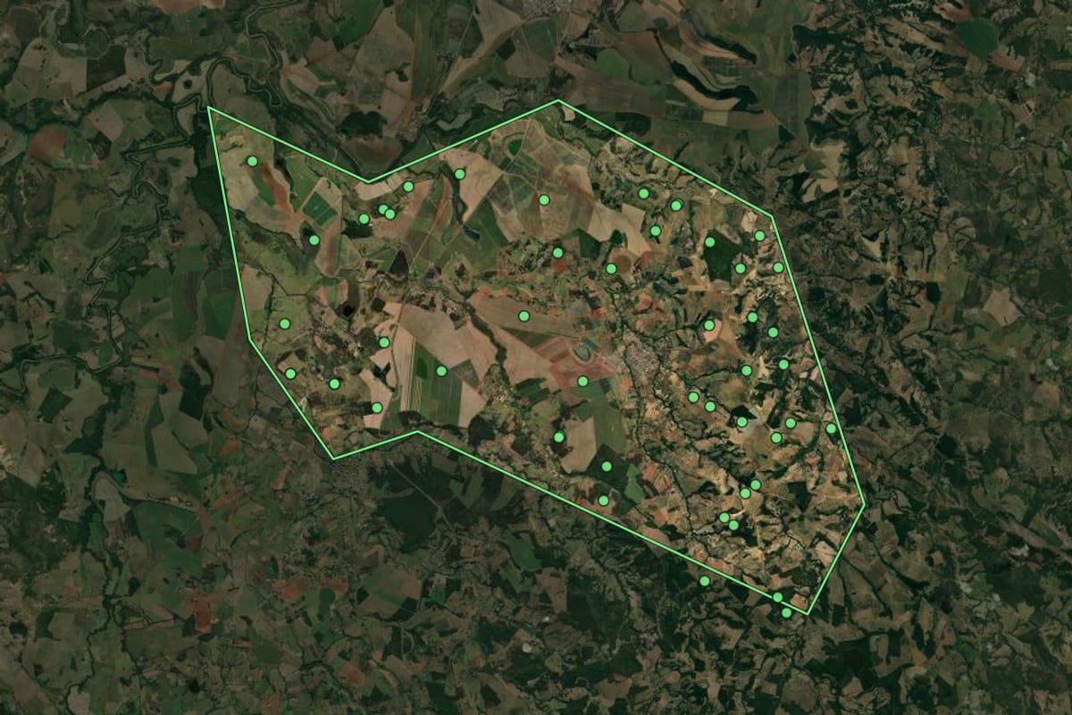 Imagem de satélite de Japaraíba (MG), com o contorno do município e a posição dos imóveis desta página.