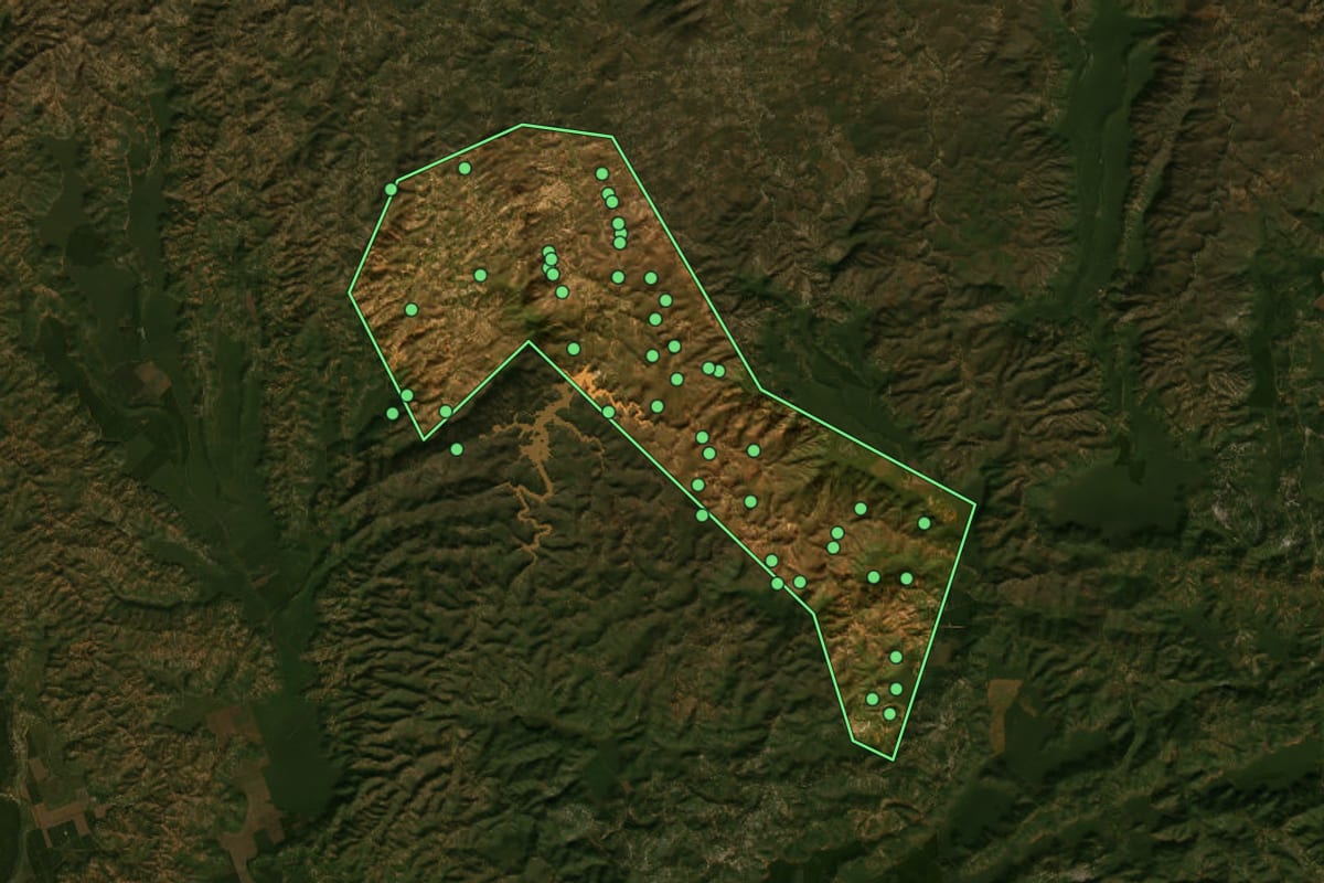 Imagem de satélite de Jenipapo de Minas (MG), com o contorno do município e a posição dos imóveis desta página.