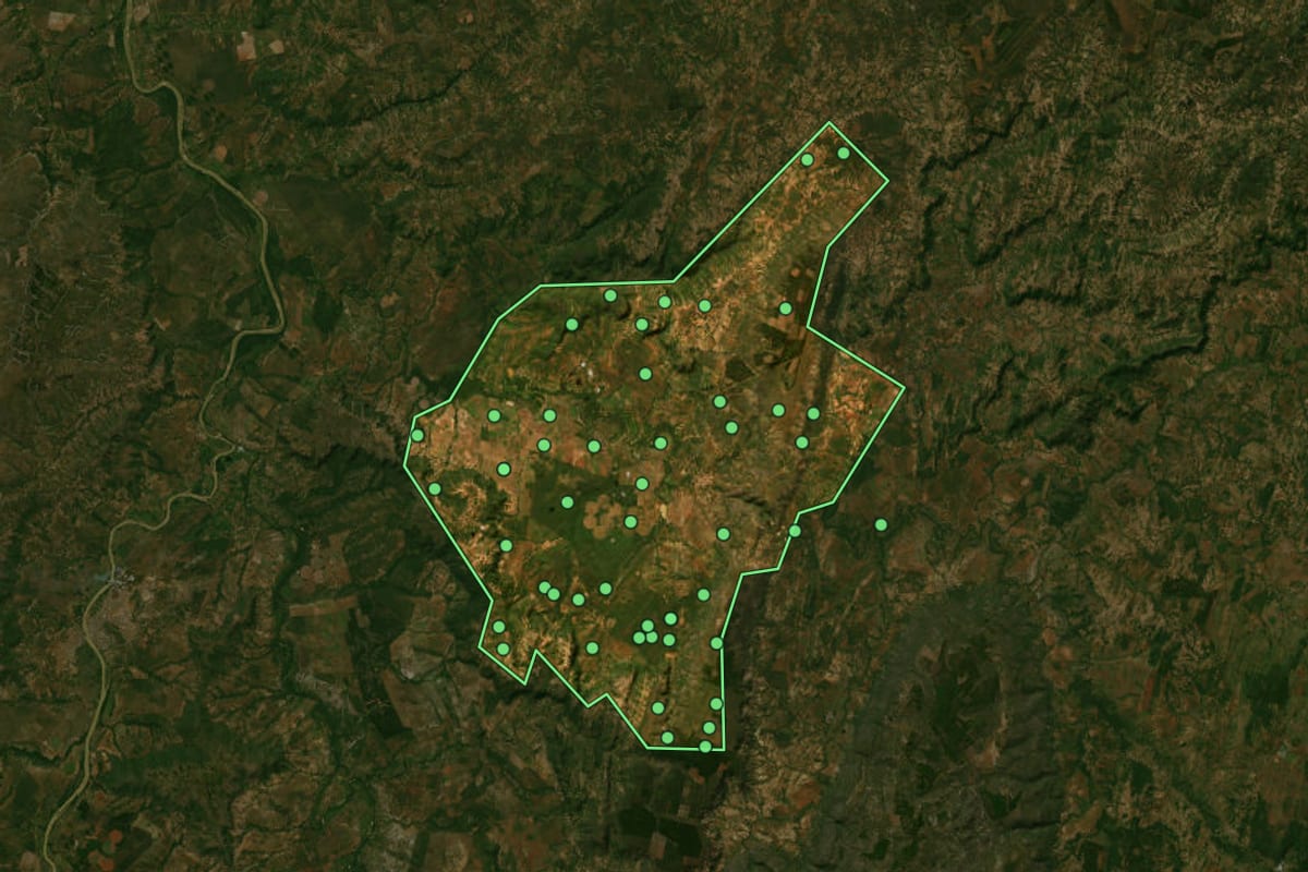 Imagem de satélite de Jequitaí (MG), com o contorno do município e a posição dos imóveis desta página.