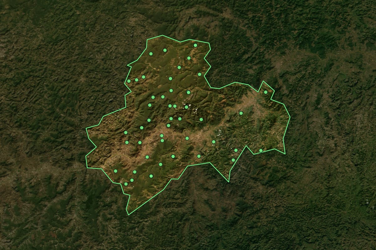 Imagem de satélite de Jequitinhonha (MG), com o contorno do município e a posição dos imóveis desta página.
